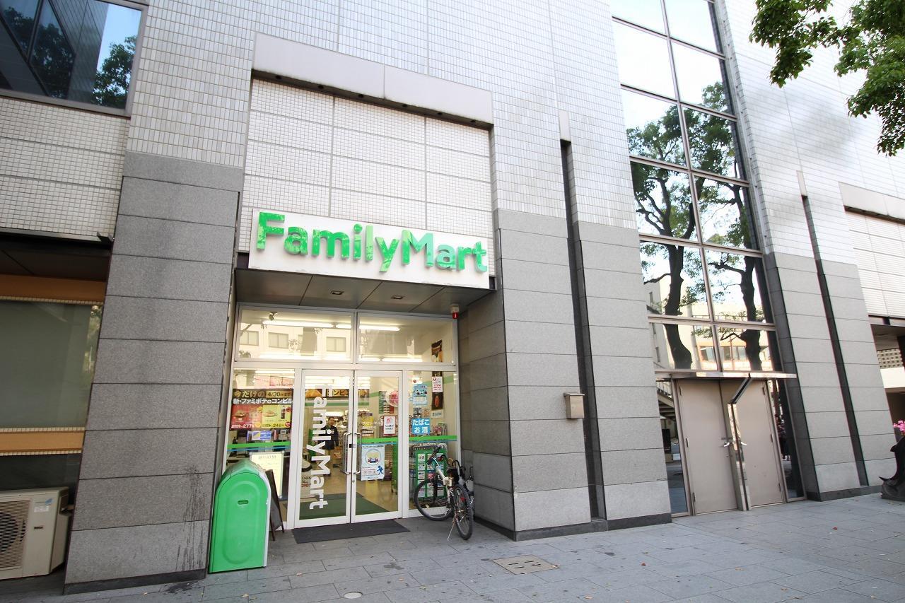 コンビニ　ファミリーマート長崎宝町店（コンビニ）まで317m