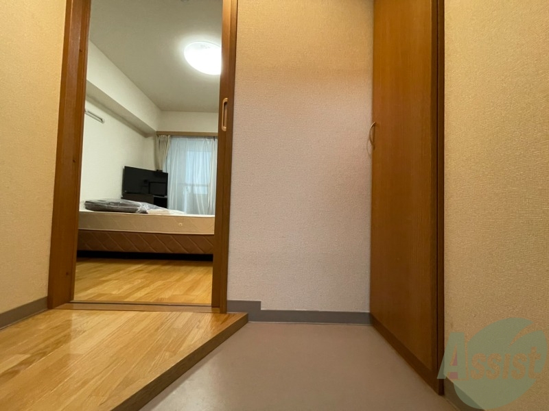 玄関　外から玄関を撮影してみました。広いリビングに繋がっています。