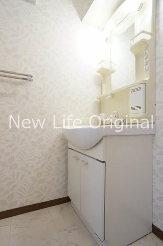 洗面設備　シャワー付き洗面台で朝の支度も楽にできます☆