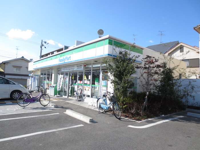 コンビニ　ファミリーマート（コンビニ）まで371m