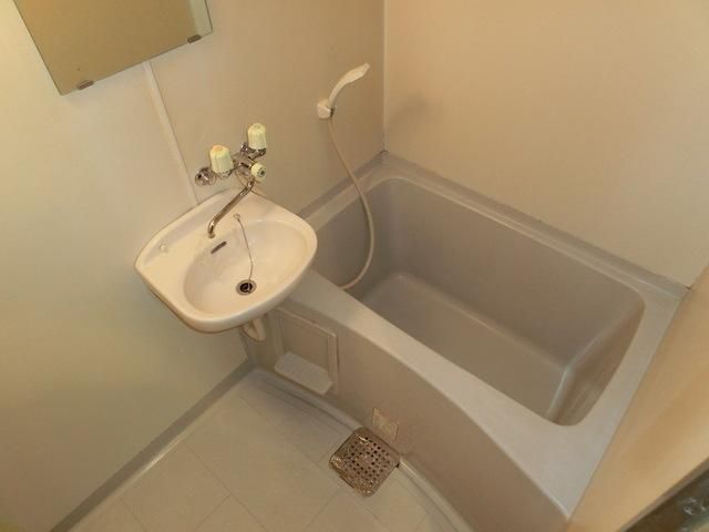 バス・シャワールーム　洗面台付き浴室