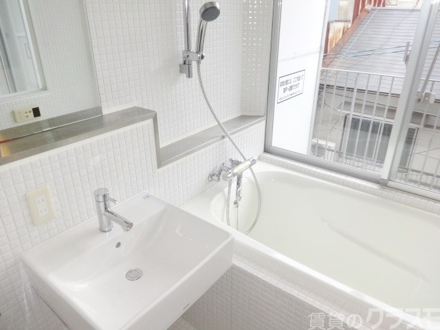 バス・シャワールーム　ユニットバスですがこの綺麗さに免じて我慢して下さい！