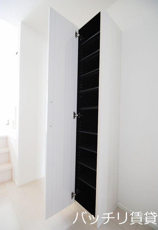 玄関　別号室タイプの為、現状を優先致します。