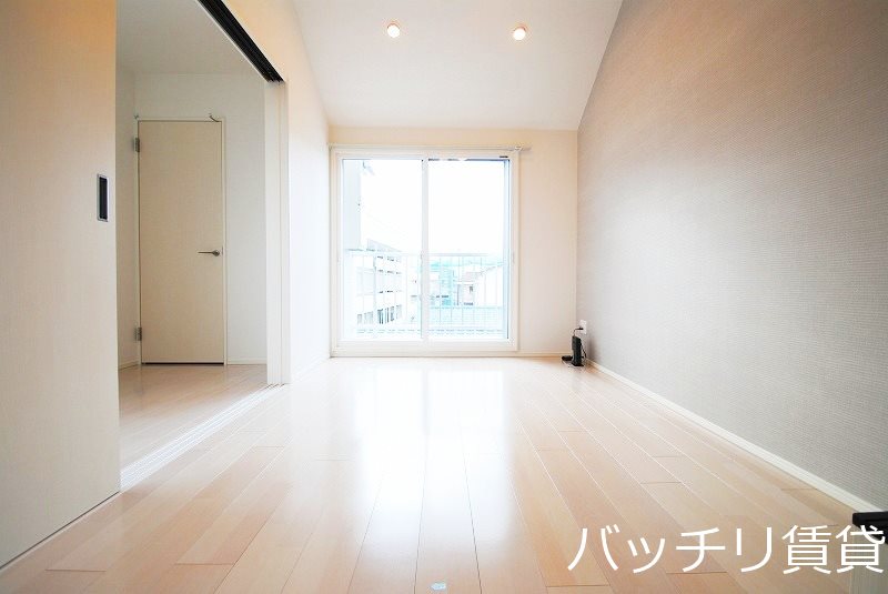 バルコニー　別号室タイプの為、現状を優先致します。