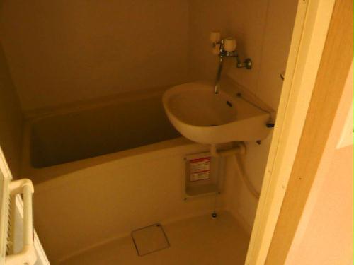 バス・シャワールーム　バス、トイレ別々で快適です。