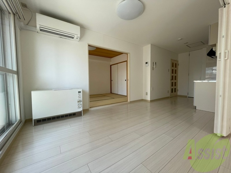 居室・リビング　リビングです。白を基調としていてお部屋全体が明るいですね！