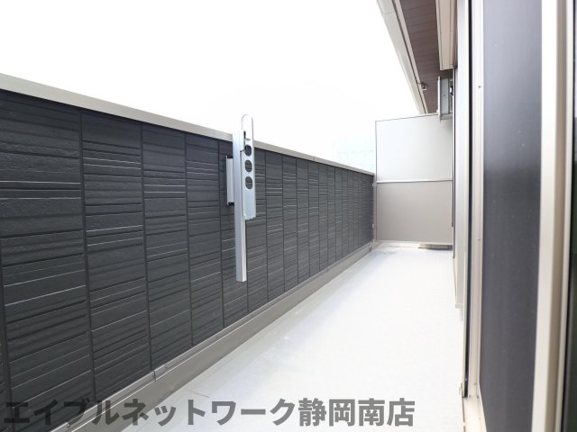 バルコニー　バルコニーからの眺めを楽しみながら食事をしませんか