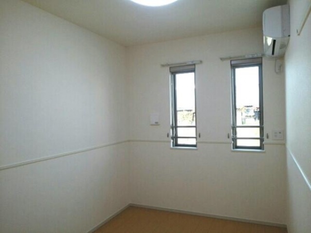 その他部屋・スペース　南向きで明るい洋室4.4帖