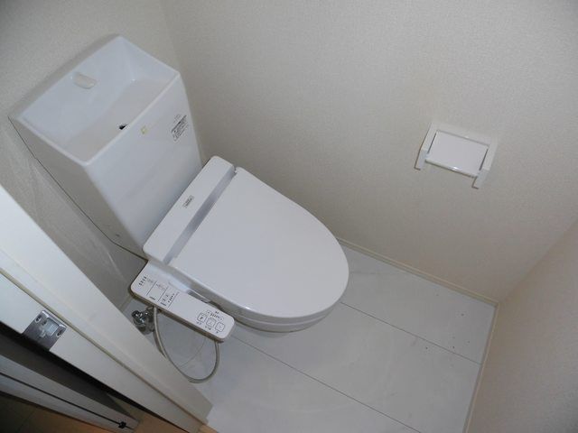 トイレ　嬉しいウォーシュレット付きのお手洗いです