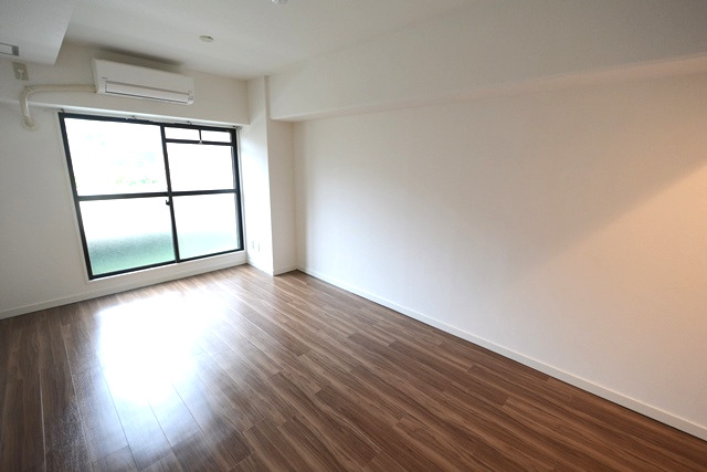 居室・リビング　床色が落ち着いた色合いで綺麗です♪