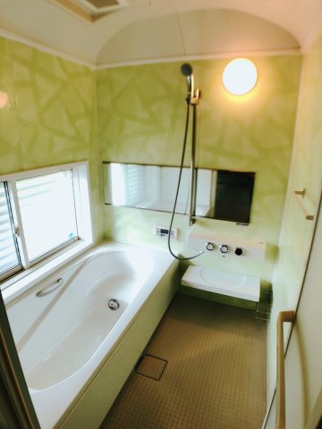 バス・シャワールーム　ゆったりとした広いお風呂場です、庭を眺められる贅沢仕様