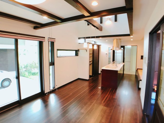 居室・リビング　18帖の広々としたLDKで吹き抜け効果で空間が広く感じます！