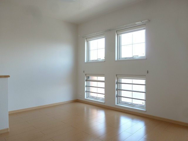 居室・リビング　写真は201号室です