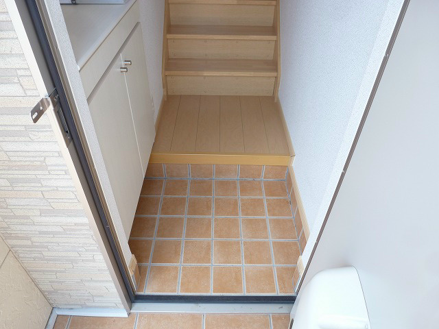 玄関　写真は201号室です