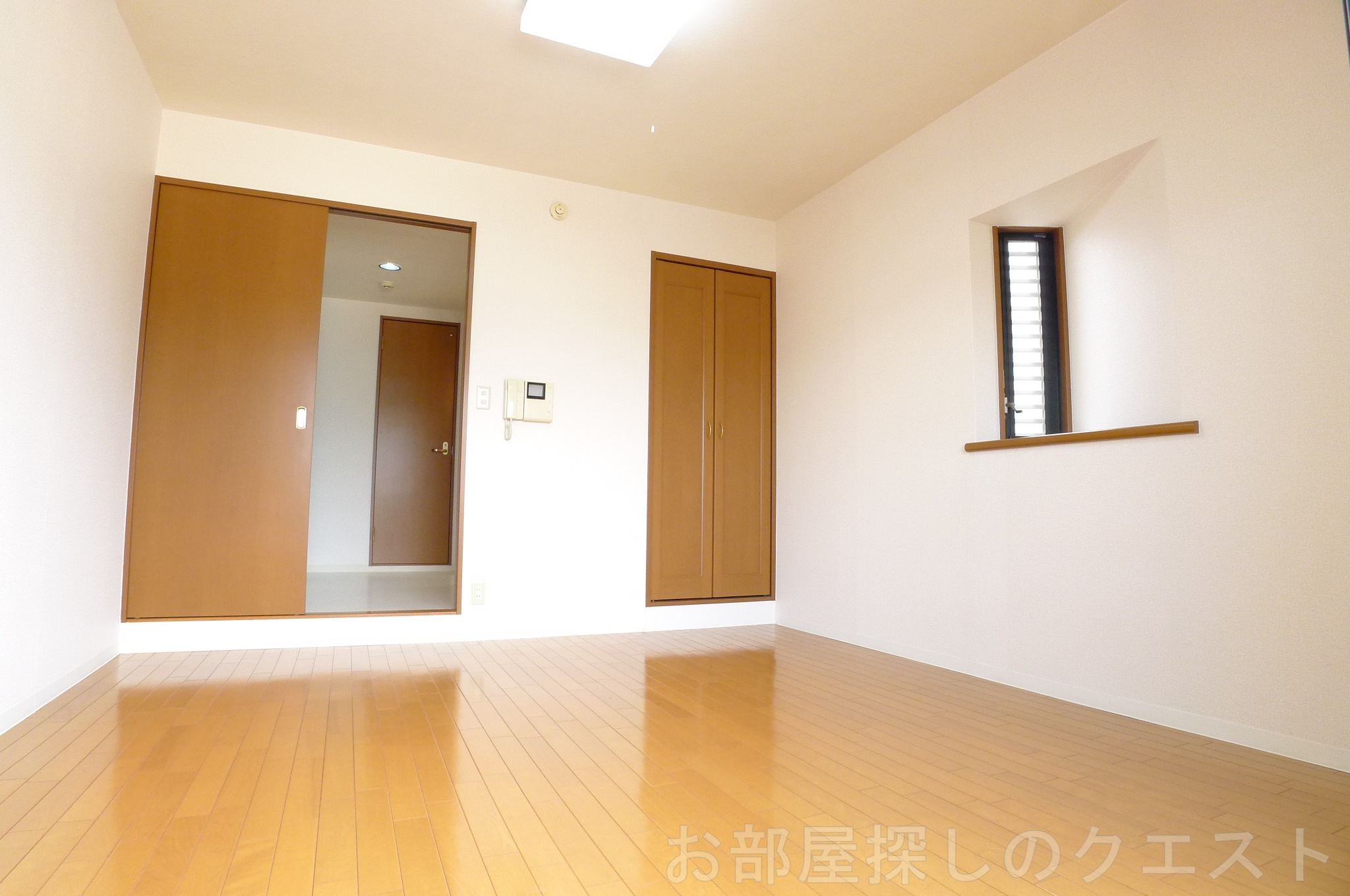 居室・リビング　（写真は同仕様反転）