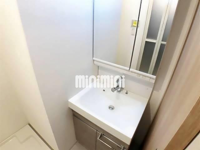 洗面設備　鏡の裏に小物が収納出来ます