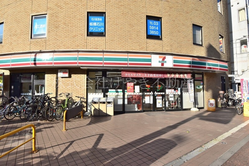 コンビニ　セブンイレブン板橋小豆沢3丁目店（コンビニ）まで186m