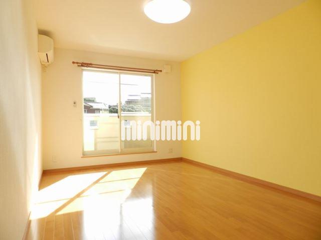 居室・リビング　２階の洋室です。イエローのアクセントクロス♪