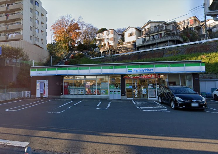 コンビニ　ファミリーマート（コンビニ）まで658m
