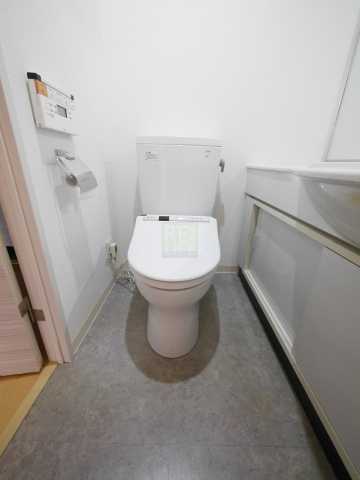 トイレ　写真は別階層のものになります