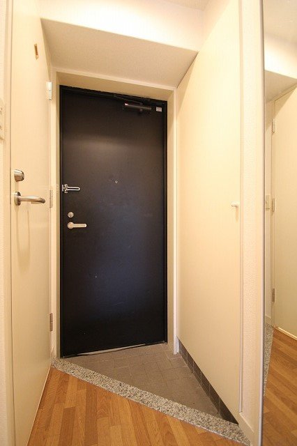 玄関　同物件別号室のものです。
