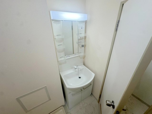 洗面設備　身支度が出来る独立洗面台です。