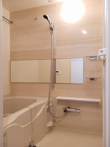 バス・シャワールーム　落ち着いた空間のお風呂です