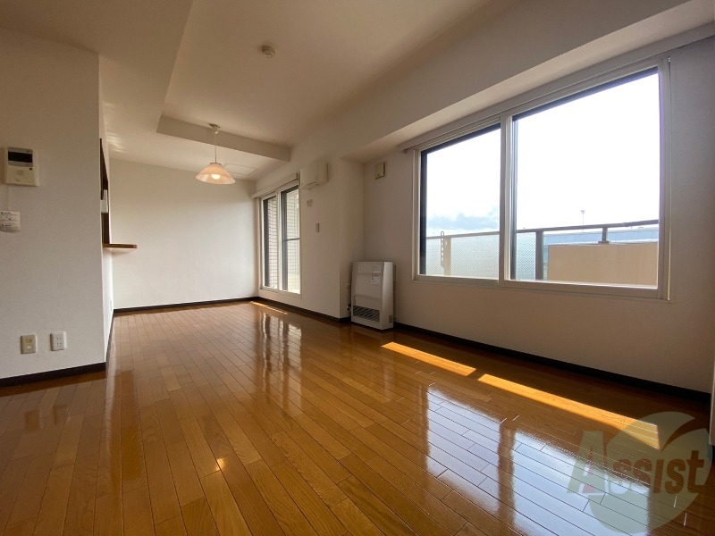 居室・リビング　リビングです。木目のフローリングが落ち着きますね。