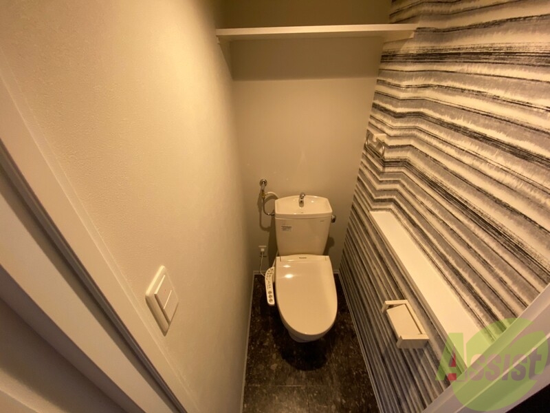 トイレ　トイレの上には物を置くスペースもあるので便利です。