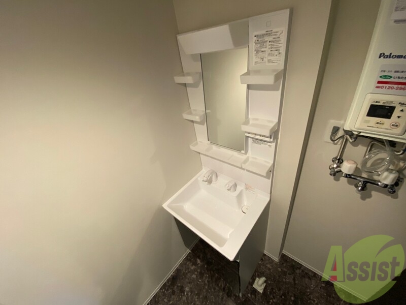 洗面設備　独立洗面台です。大きくてよいですね。シャンプーもできます。