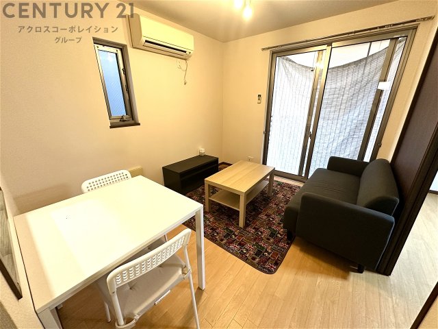 居室・リビング　エアコン付きの8.2帖のリビングです♪