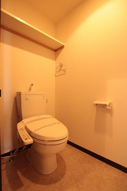 トイレ　同物件別号室の写真です。