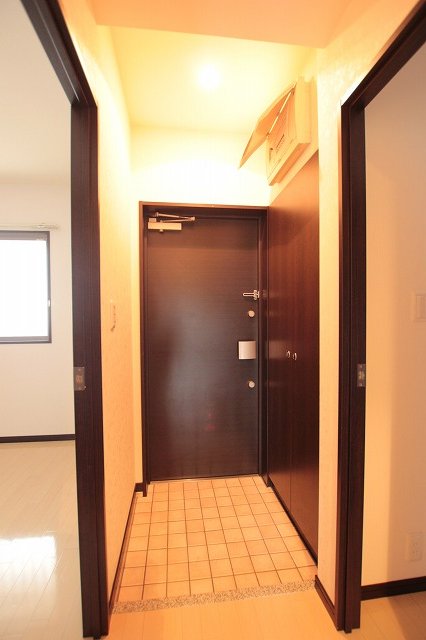 玄関　同物件別号室の写真です。