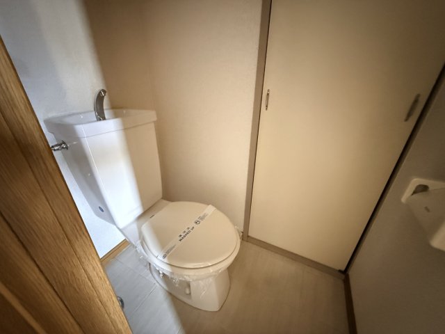 トイレ　別号室の写真です。