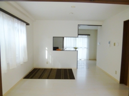 居室・リビング　２面採光で明るいリビング♪