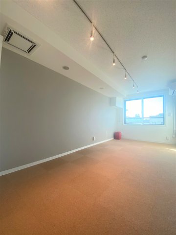 居室・リビング　居室は防音床、防音壁、防音天井となっており、コンクリートの厚