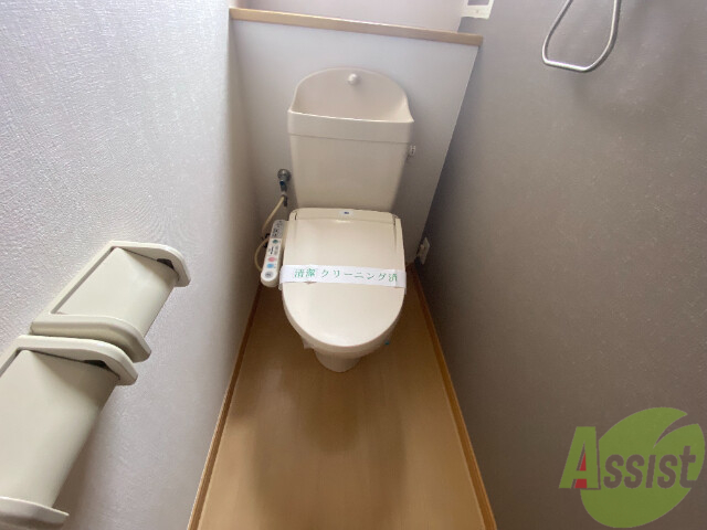トイレ　トイレはお風呂と別になっていてウォシュレット機能付きです。
