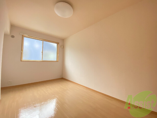 その他部屋・スペース　寝室には窓が付いているので開放感がありますね。