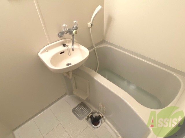 バス・シャワールーム　浴室には、洗面台が設置されているので安心ですね