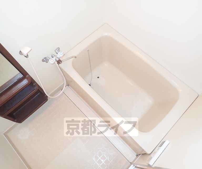 バス・シャワールーム　鏡のついた便利なお風呂