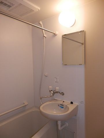 洗面設備　浴室に洗面台あります