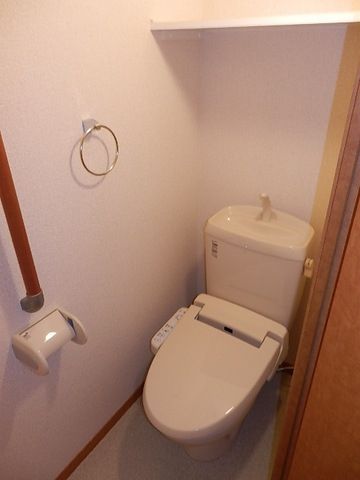 トイレ　洗浄機能付きの便座