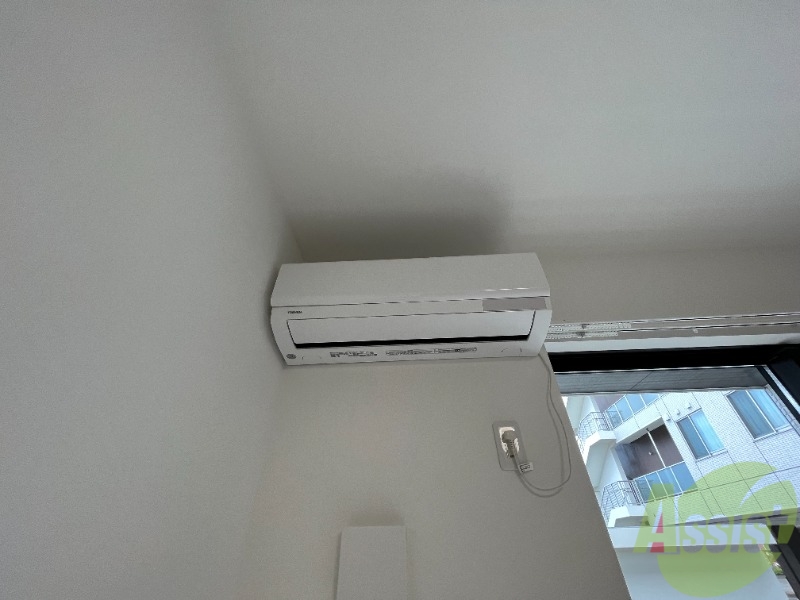 その他設備　エアコンはお部屋の角に、シーズン問わず活躍ですね