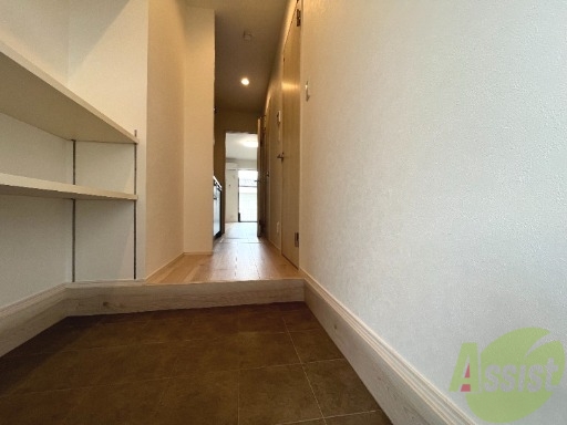 玄関　玄関は広くていいですね棚を外すと自転車も置けそうですね