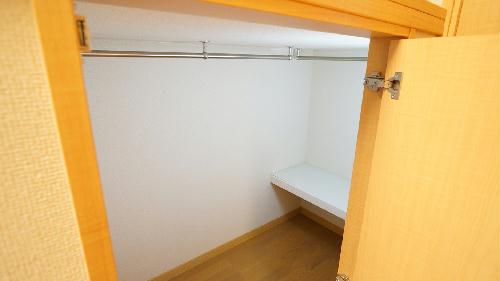 収納　ベッドの下は大きな収納です。