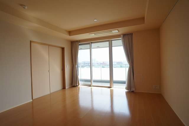 居室・リビング　※前回募集時の写真です。カーテンは撤去済。