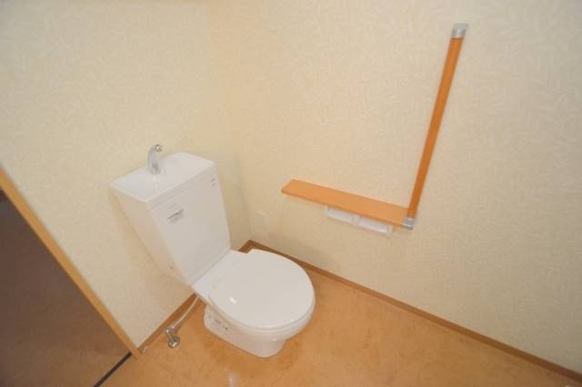 トイレ　写真は別のお部屋のものでございます