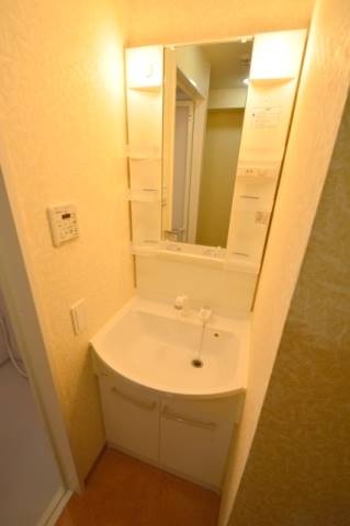 洗面設備　写真は別のお部屋のものでございます