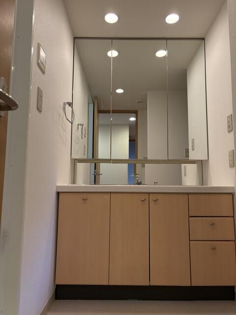 洗面設備　独立洗面台です