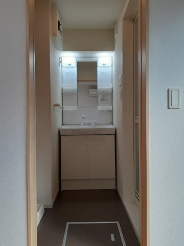 洗面設備　明るい洗面所です